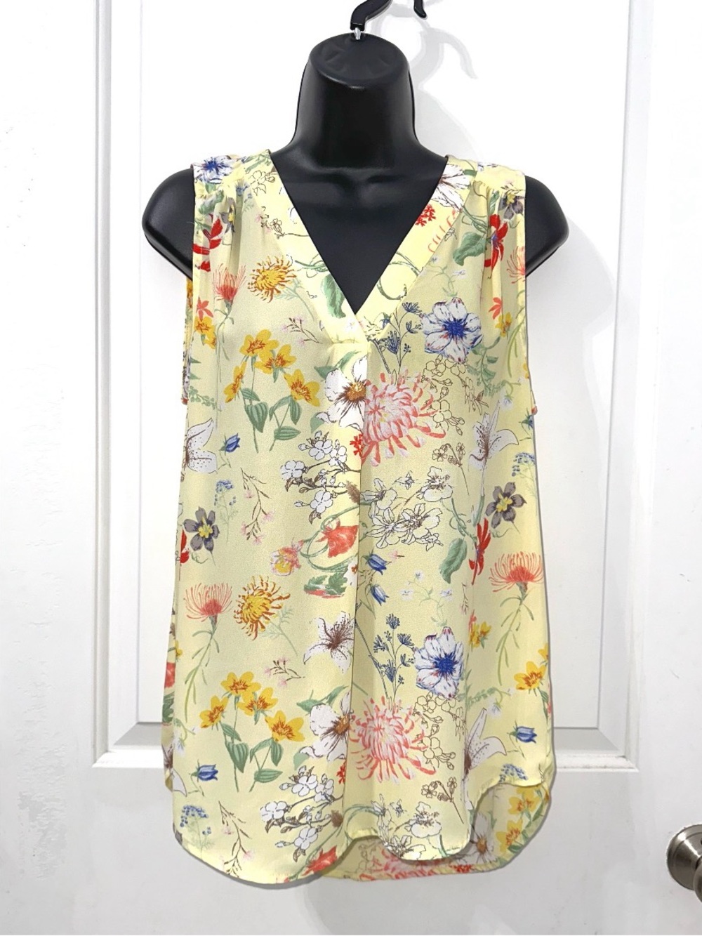 Dalia brand yellow flowy sleeveless blouse featuring a floral print, size Small